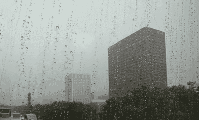 北京突降瓢泼大雨 一秒天黑 北京发布积水内涝预警！