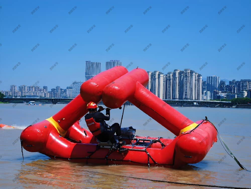 从风浪中自如回正，自扶正救生艇