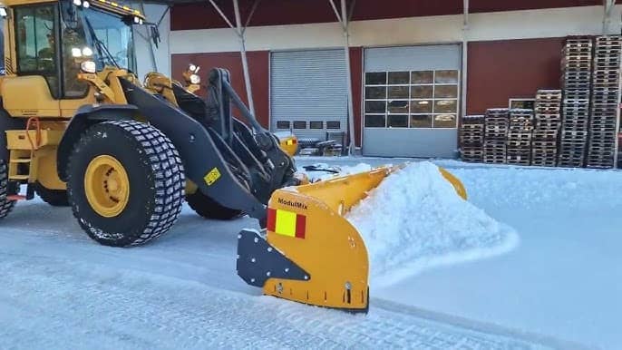 雪海 “利剑”：破冰除雪车的高效之路