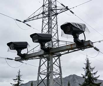 高压线塔上监控如何防范线路外破与山火隐患