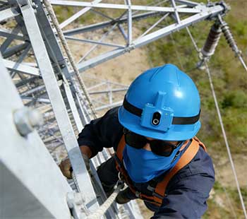 高精度北斗定位智能安全帽在建筑工地、电力巡检及矿山作业中的应用
