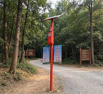 高效节能 + 智能警示，太阳能语音警示杆森防标配